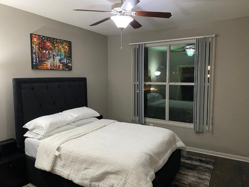 Apartment Comfy shops at Legacy in Plano, TX