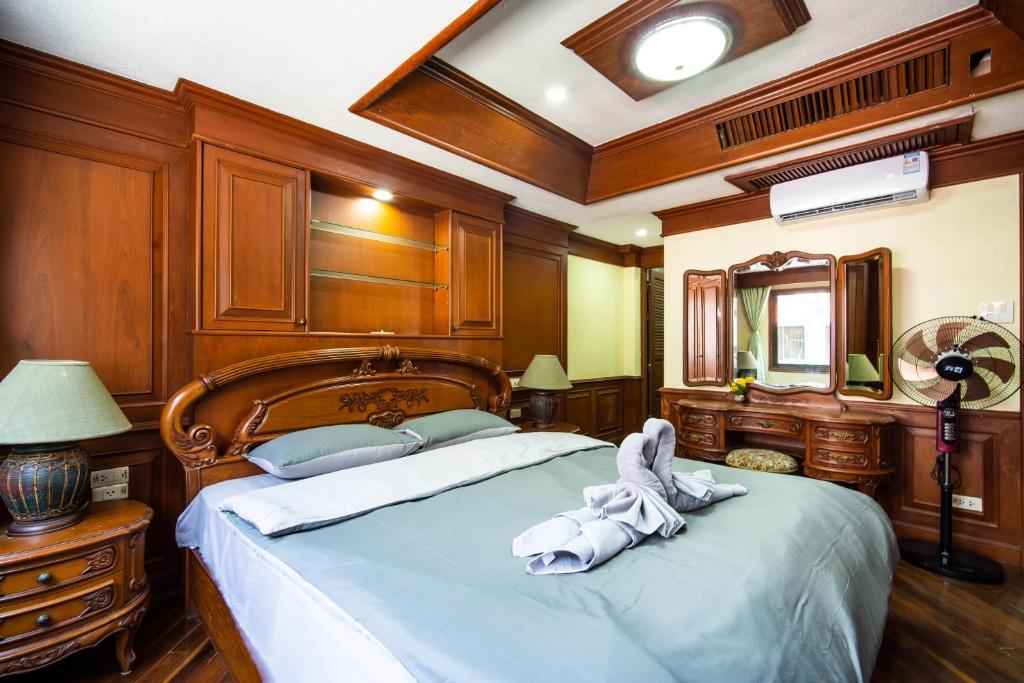 Un pat sau paturi într-o cameră la ZJ HOUSE