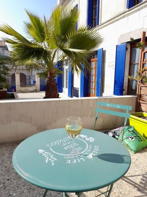 kieliszek wina stojący na niebieskim stole w obiekcie The Haven w mieście Saint-Ciers-du-Taillon