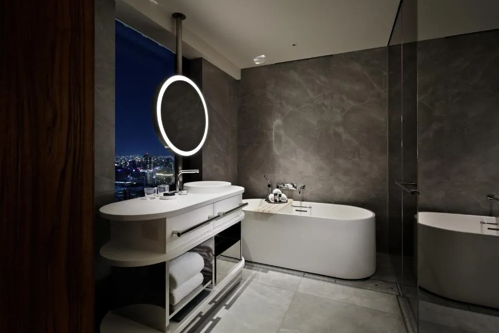 Guest Room with 1 King Bed, City view, Corner room