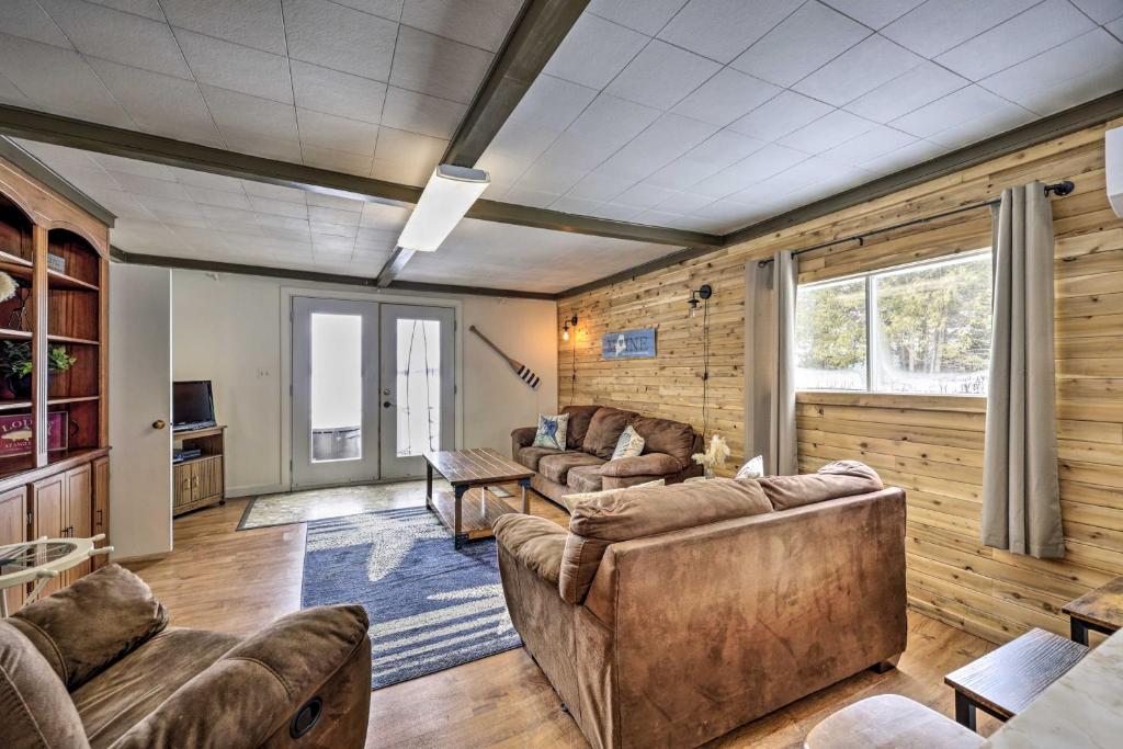 - un salon avec deux canapés et une télévision dans l'établissement Cozy Maine Lakefront Cabin Rental, à Madawaska