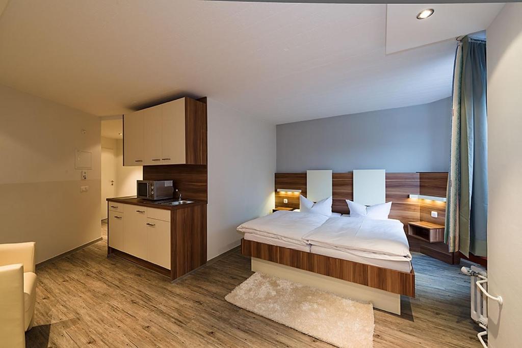 um quarto com uma cama grande num quarto em Central Hotel-Apart München em Munique