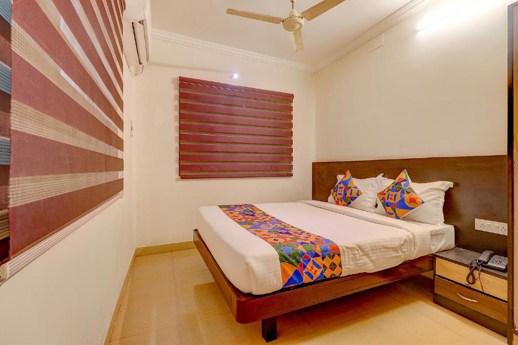 um quarto com uma cama e uma janela em FabHotel Royal Park Residency em Chennai
