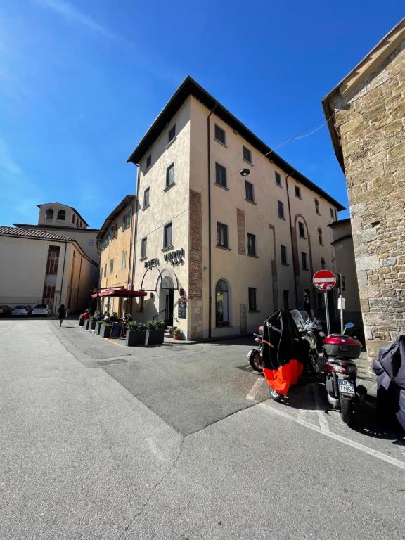 un bâtiment avec des motos garées devant lui dans l'établissement Hotel Caffè Verdi - 24 hours Reception, à Pise