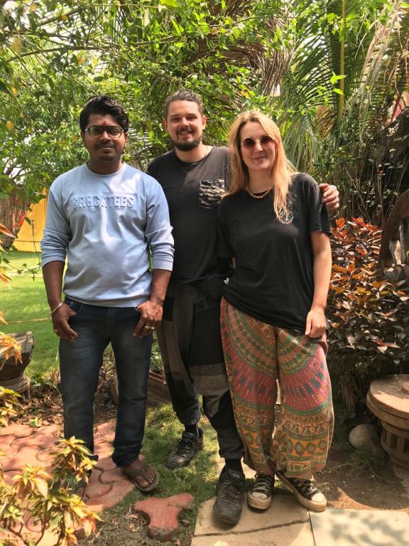 un groupe de trois personnes posant pour une photo dans l'établissement Ingawale farmhouse (agro tourism), à Satara