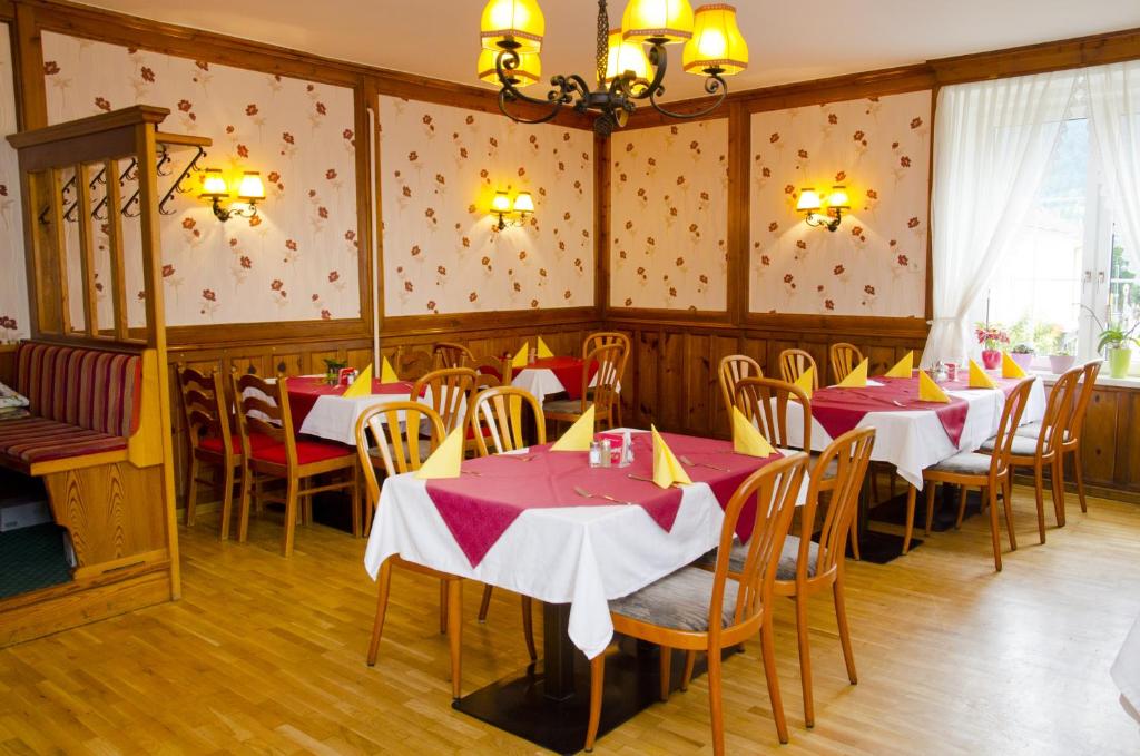 Reštaurácia alebo iné gastronomické zariadenie v ubytovaní Landgasthof Hausmann