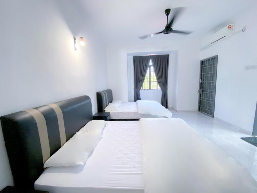 Giường trong phòng chung tại Venice Guest Hostel - Bilik Sahaja