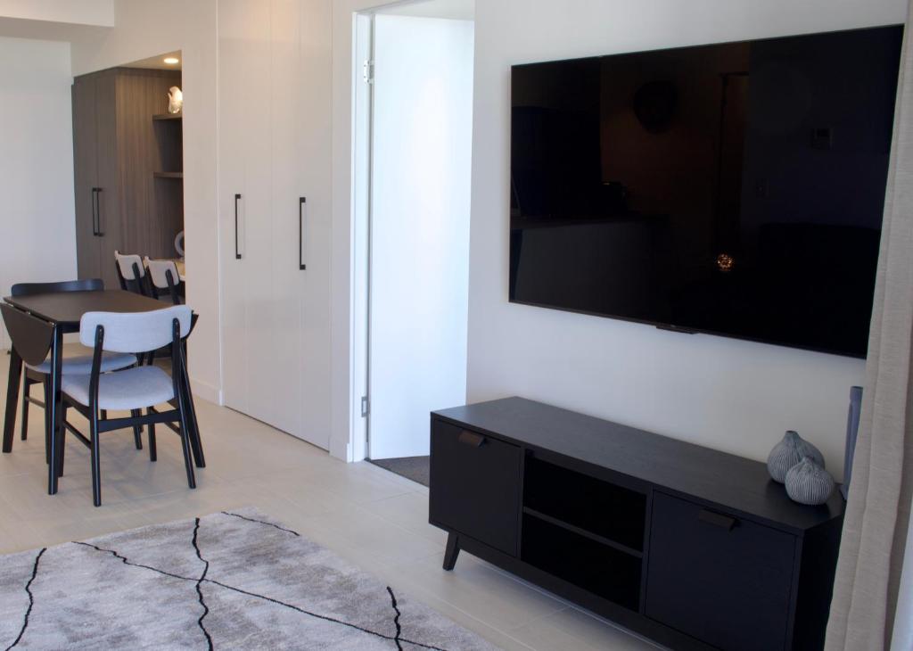 TV a/nebo společenská místnost v ubytování RIVERVIEWS@THECOSMOPOLITAN UNIT20805