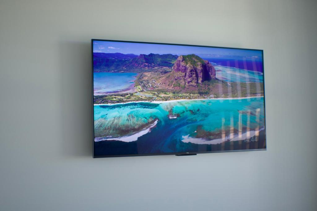 TV a/nebo společenská místnost v ubytování RIVERVIEWS@THECOSMOPOLITAN UNIT20805