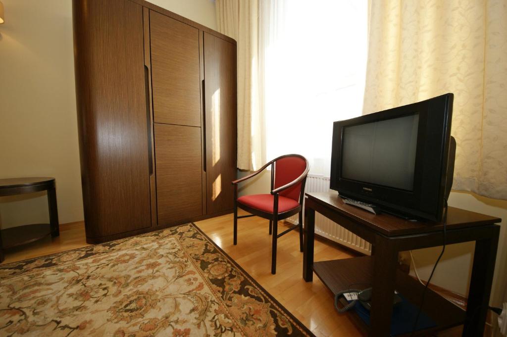 TV a/nebo společenská místnost v ubytování Hotel Zamkowy