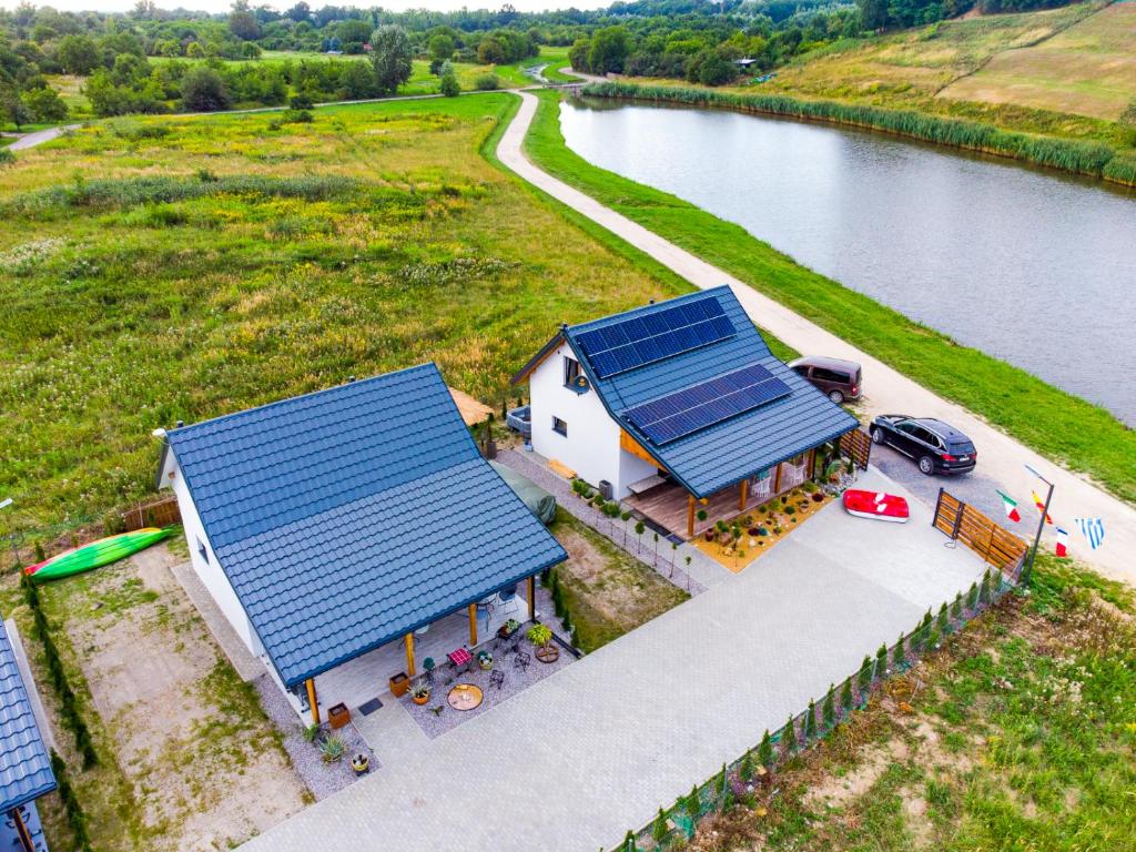 una vista aérea de una casa con paneles solares. en Zatoka Perska - Domek Włoch - Jezioro Tarnobrzeskie, en Tarnobrzeg