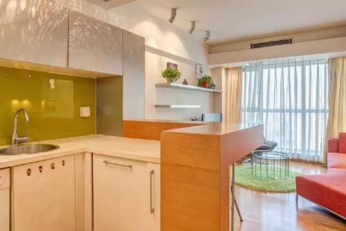 Kuchyň nebo kuchyňský kout v ubytování Beijing Yasmine Seasons Park Apartment Hotel