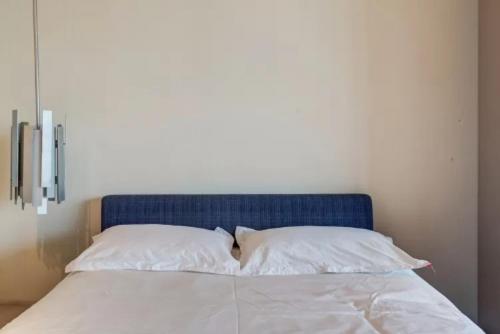 Postel nebo postele na pokoji v ubytování Beijing Yasmine Seasons Park Apartment Hotel
