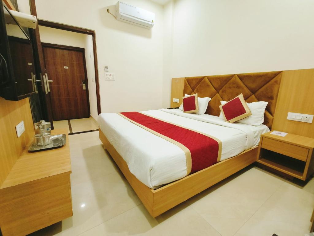ein Schlafzimmer mit einem großen Bett in einem Zimmer in der Unterkunft Hotel Bansal Paradise near golden temple in Amritsar