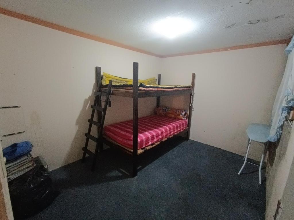 パチューカ・デ・ソトにあるHabitación Privadaの二段ベッド2組が備わる客室です。