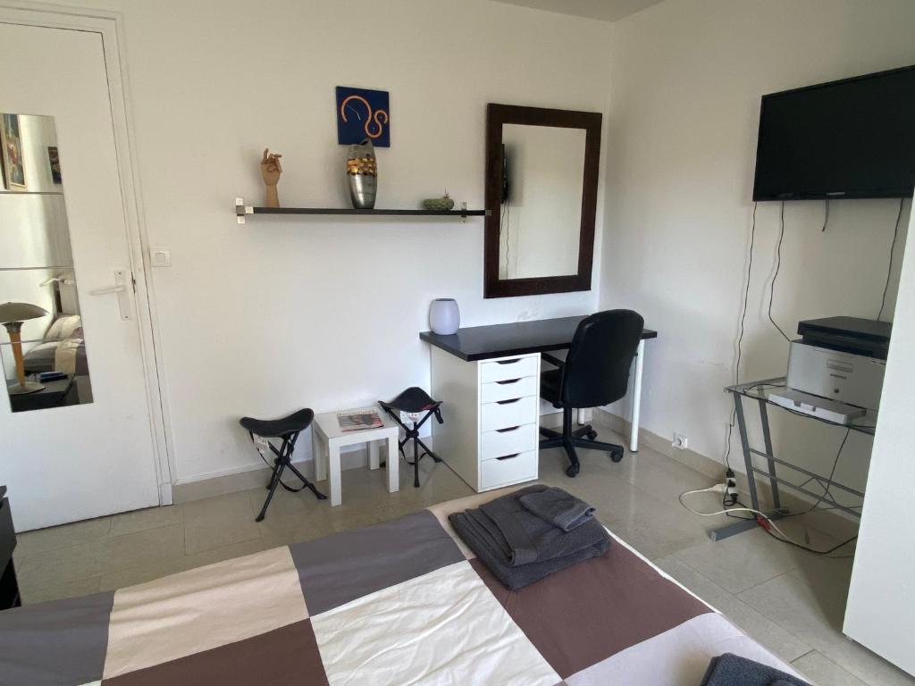 Telewizja i/lub zestaw kina domowego w obiekcie Appartement à 20 mètres de la plage avec balcon