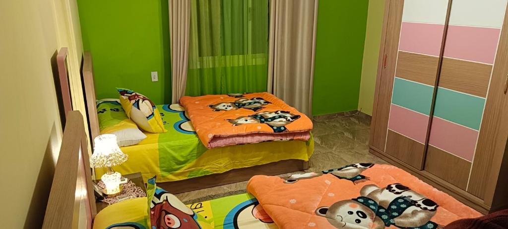Postel nebo postele na pokoji v ubytování شقه مفروشه فندقيه رائعه 220م مكيفه معقمه انترنت مجاني السكن للعائلات والأسر فقط وليس أفراد