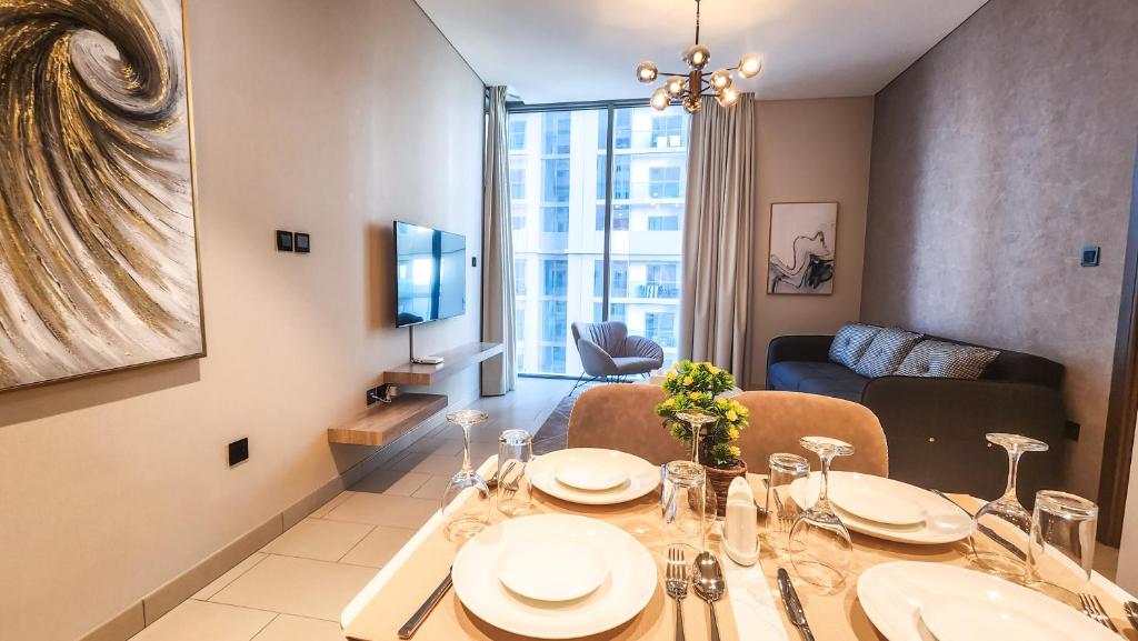 STAY BY LATINEM Luxury 2BR Holiday Home CVR B1307 near Burj Khalifa