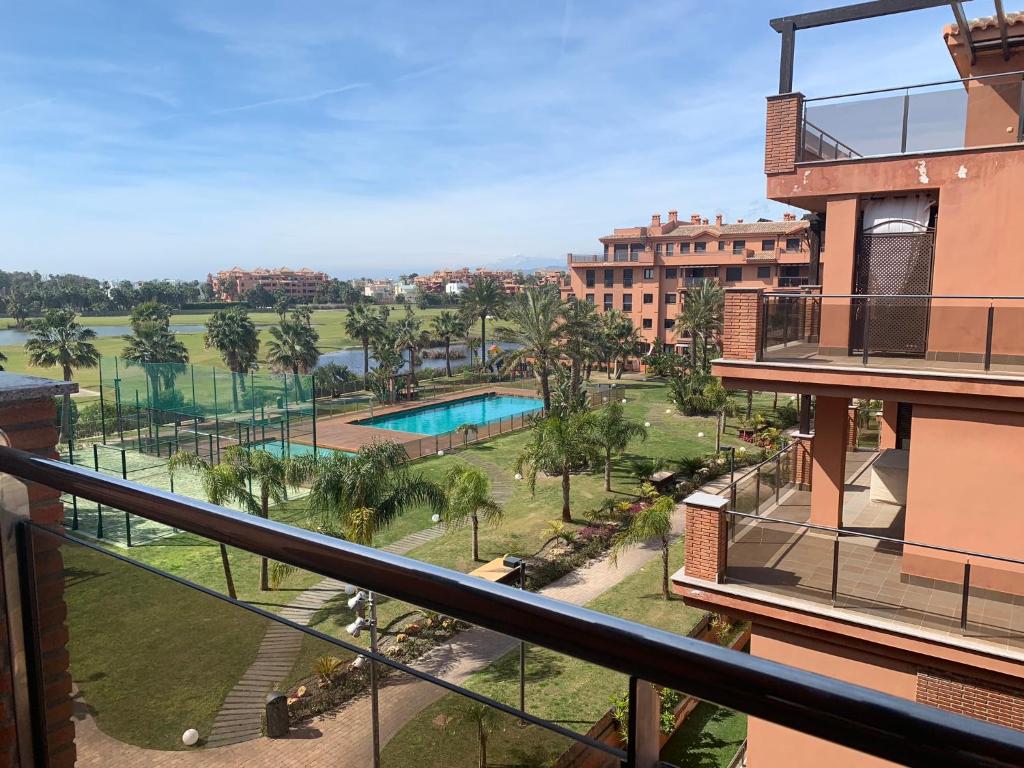 - une vue depuis le balcon d'un complexe avec piscine dans l'établissement LM APARTAMENTOS PLAYA GRANADA Dos Mares, à Motril