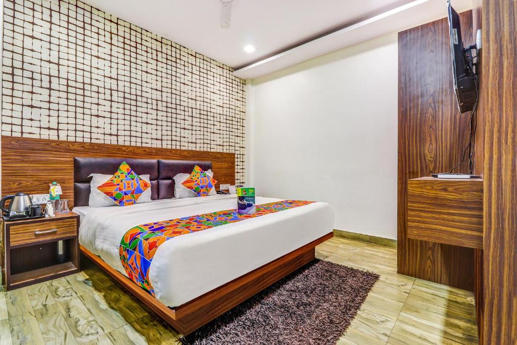 1 dormitorio con 1 cama y TV en FabHotel Sain Dass, en Kānpur