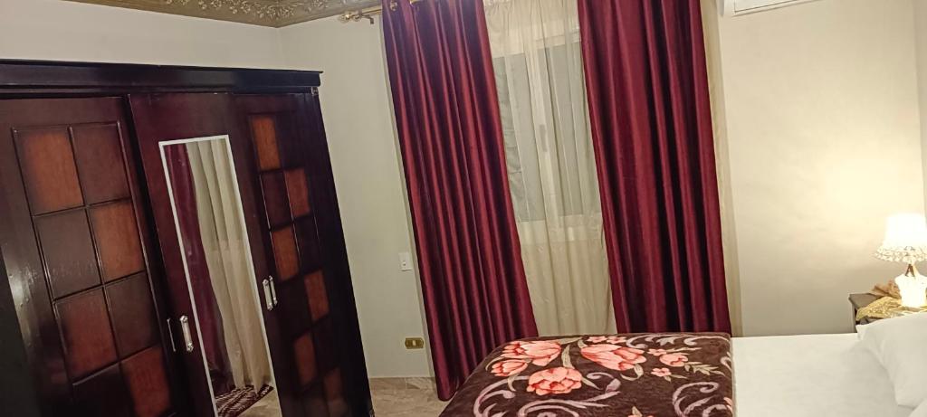 Postel nebo postele na pokoji v ubytování شقه مفروشه فندقيه رائعه 220م مكيفه معقمه انترنت مجاني السكن للعائلات والأسر فقط وليس أفراد