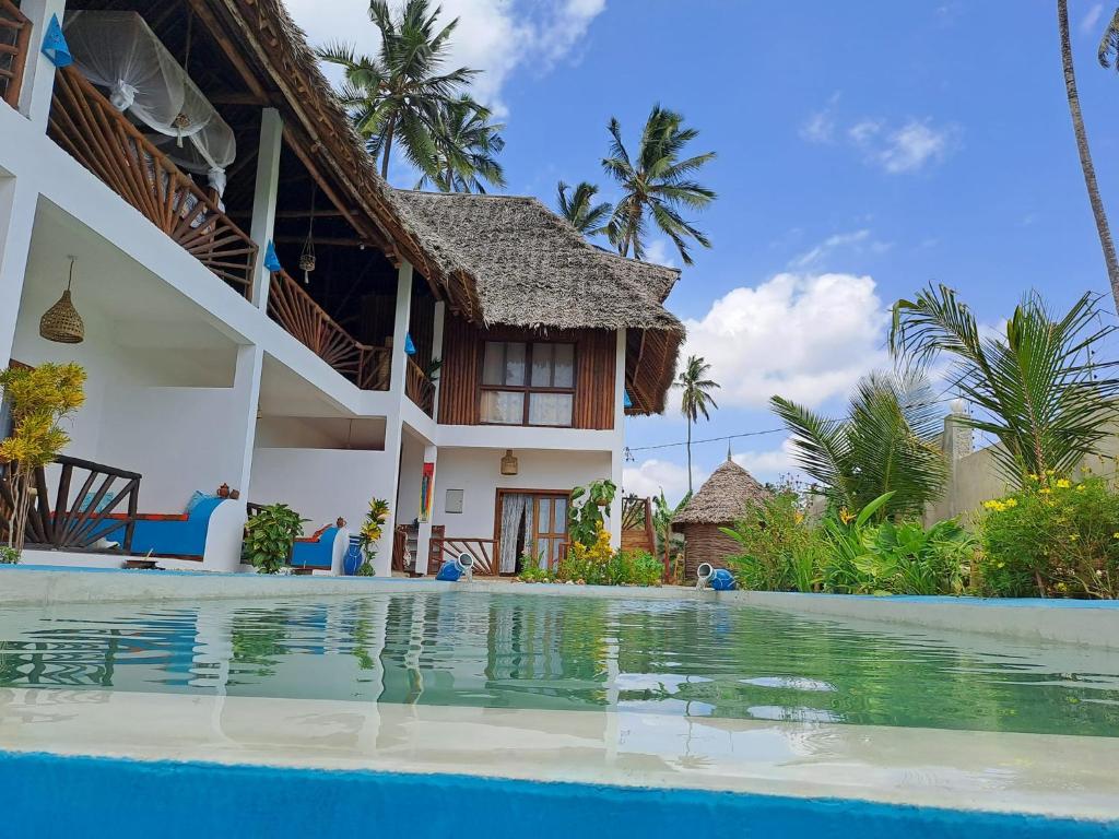 Villa con piscina frente a una casa en Villa Adelina Zanzibar, en Zanzíbar