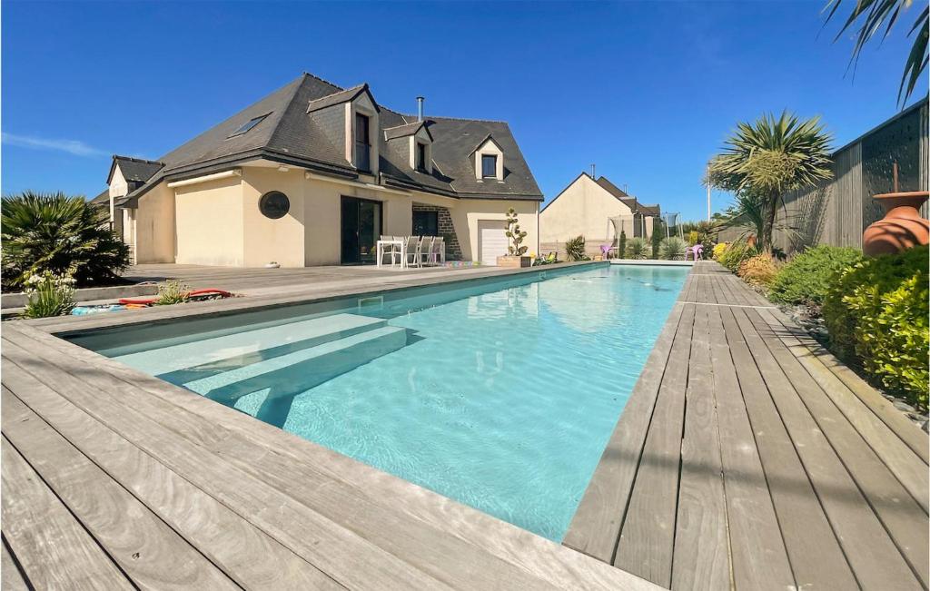 - une piscine en face d'une maison dans l'établissement Amazing Home In Montfort-sur-meu With Private Swimming Pool, Can Be Inside Or Outside, à Montfort-sur-Meu