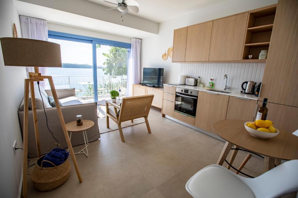 kuchnia ze stołem i jadalnią w obiekcie Greek Beach House Complex A3 w mieście Nydri