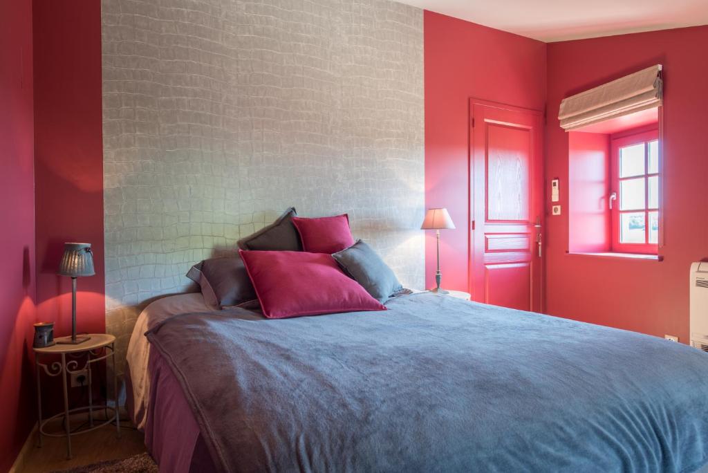 a red bedroom with a bed with red walls at Chez Joseph - Au coeur des vignes de Saint-Romain in Saint-Romain