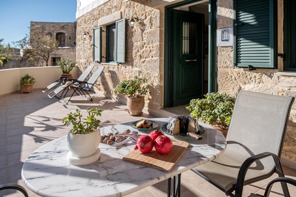 una mesa con un plato de comida en el patio en Villa Anastasia, en Sívas