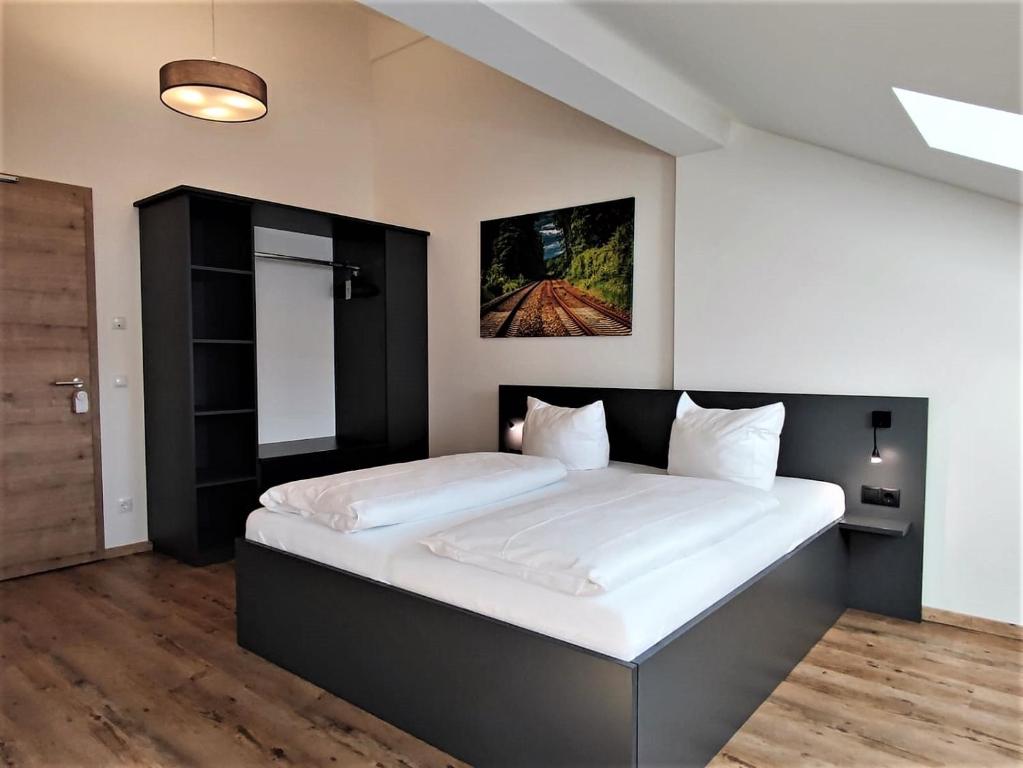 Postel nebo postele na pokoji v ubytování Hotel Am Gleis 1