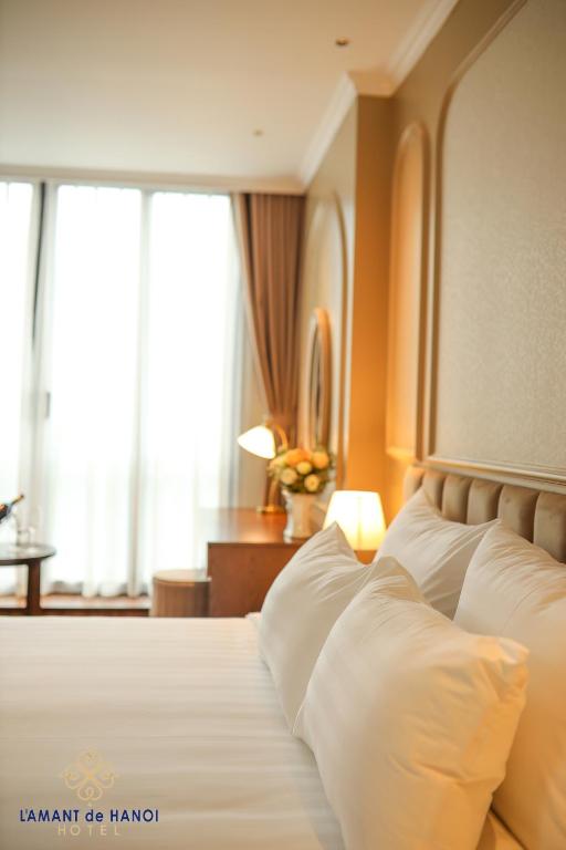 Postel nebo postele na pokoji v ubytování L'amant de Hanoi Hotel - khách sạn Lamant de Hà Nội