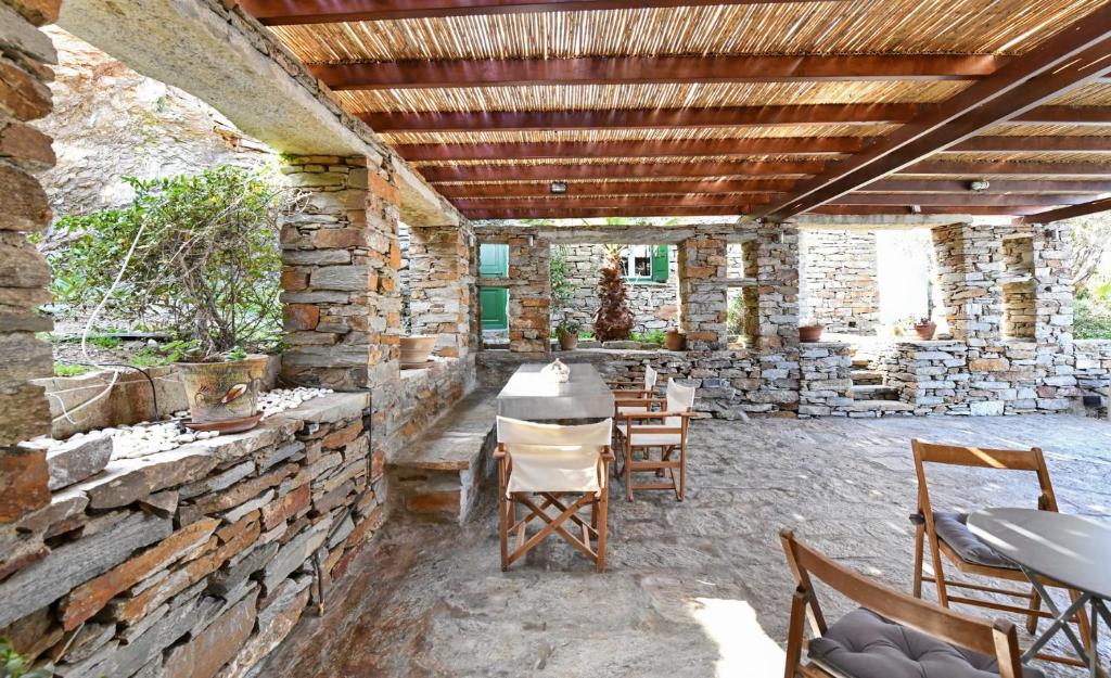 Posedenie v ubytovaní Villa Eliza with a swimming pool and sea view in the area of Otzia, on the island of Kea