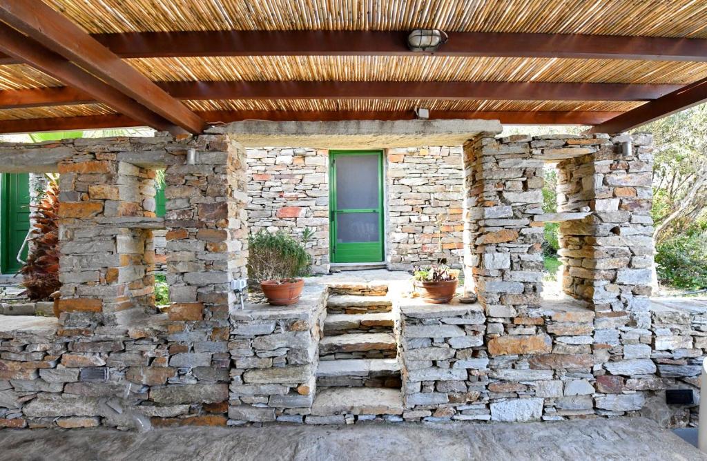 Fotografia z galérie ubytovania Villa Eliza with a swimming pool and sea view in the area of Otzia, on the island of Kea v destinácii Otziás