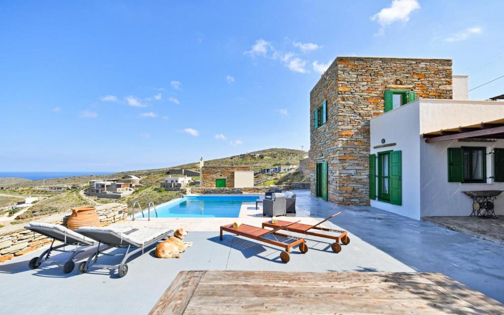 Bazén v ubytovaní Villa Eliza with a swimming pool and sea view in the area of Otzia, on the island of Kea alebo v jeho blízkosti