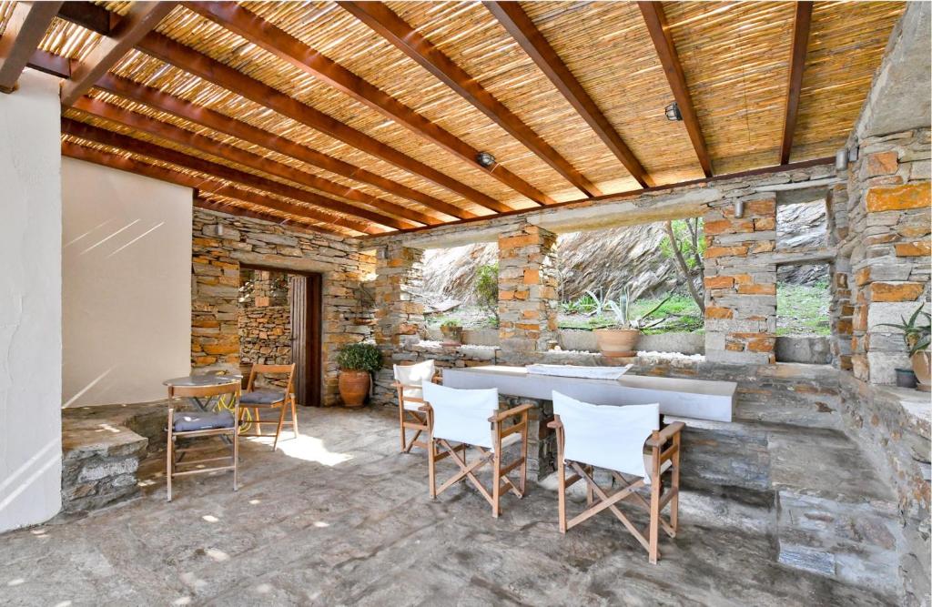 Fotografia z galérie ubytovania Villa Eliza with a swimming pool and sea view in the area of Otzia, on the island of Kea v destinácii Otziás