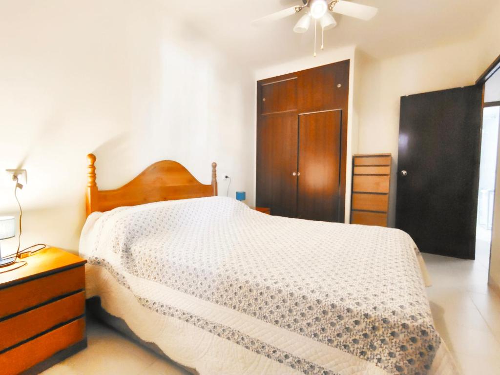 Posteľ alebo postele v izbe v ubytovaní VACAY Apartamento Fanny, a pie de playa, en la Costa brava, L'Escala!