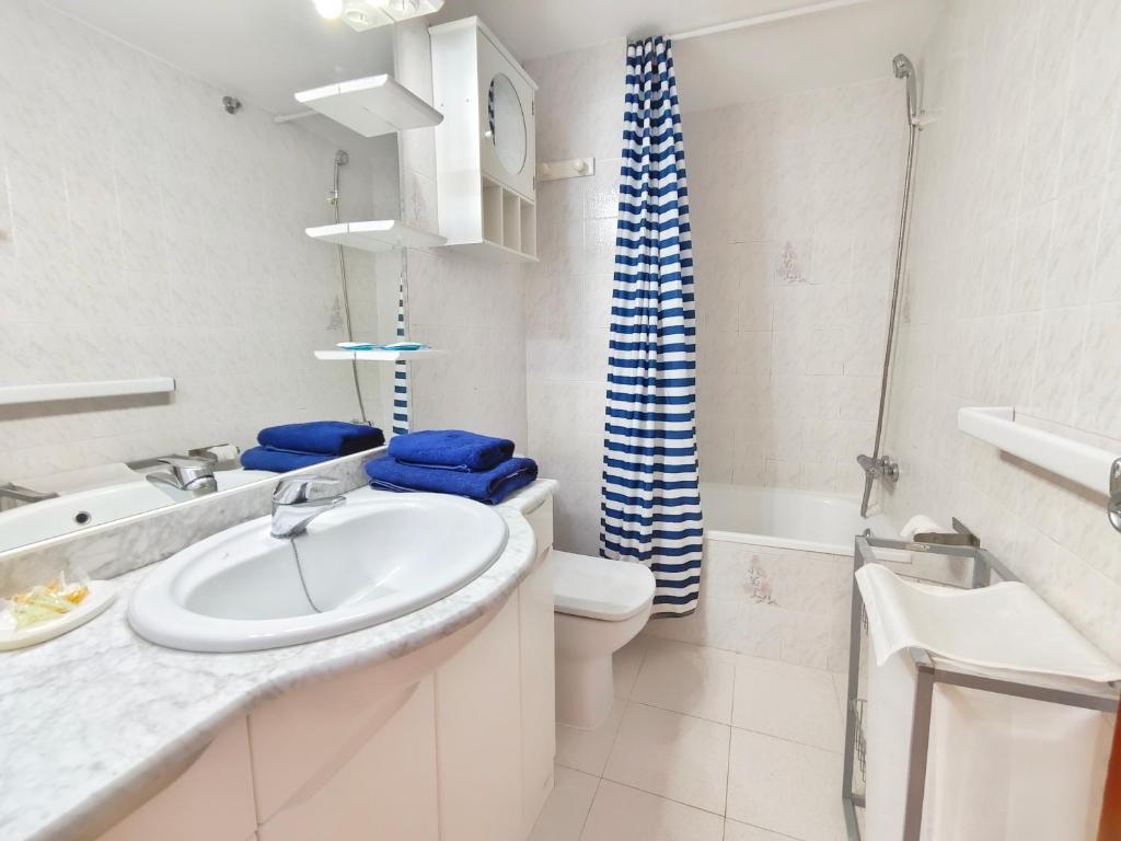 Kúpeľňa v ubytovaní VACAY Apartamento Fanny, a pie de playa, en la Costa brava, L'Escala!