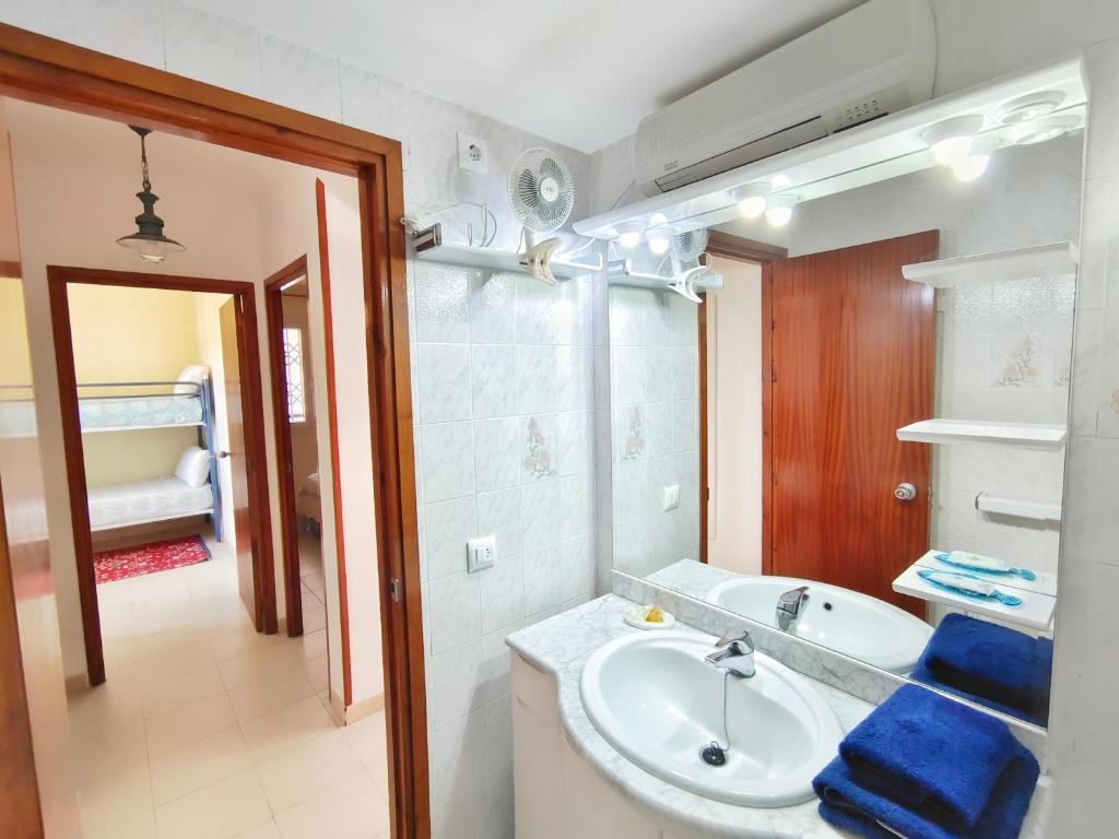 Kúpeľňa v ubytovaní VACAY Apartamento Fanny, a pie de playa, en la Costa brava, L'Escala!