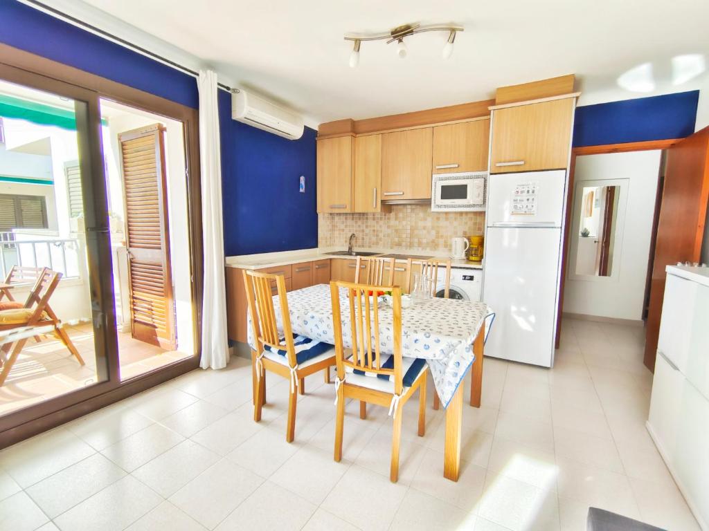 Kuchyňa alebo kuchynka v ubytovaní VACAY Apartamento Fanny, a pie de playa, en la Costa brava, L'Escala!
