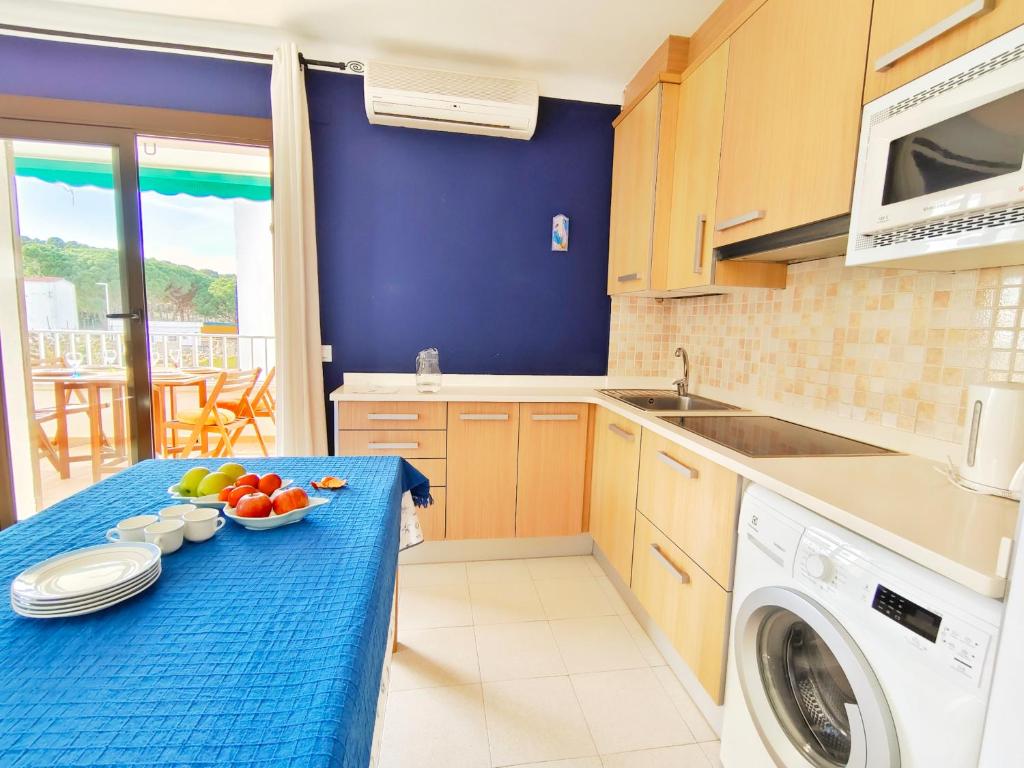 Kuchyňa alebo kuchynka v ubytovaní VACAY Apartamento Fanny, a pie de playa, en la Costa brava, L'Escala!