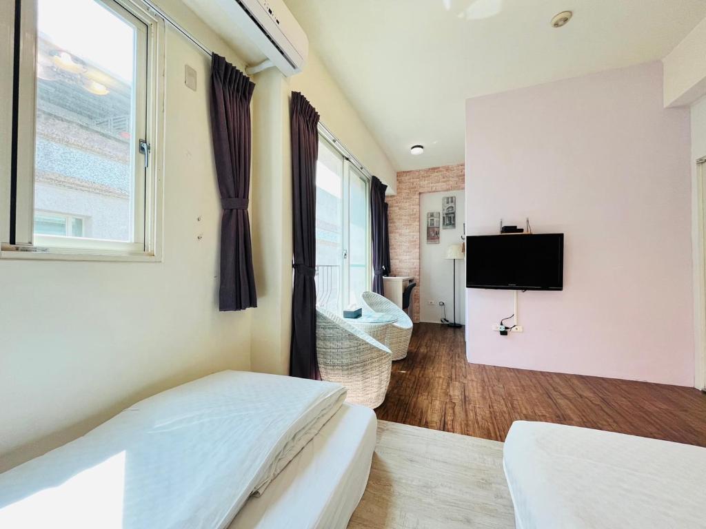TV a/nebo společenská místnost v ubytování Sweet B&B 幸福微甜民宿