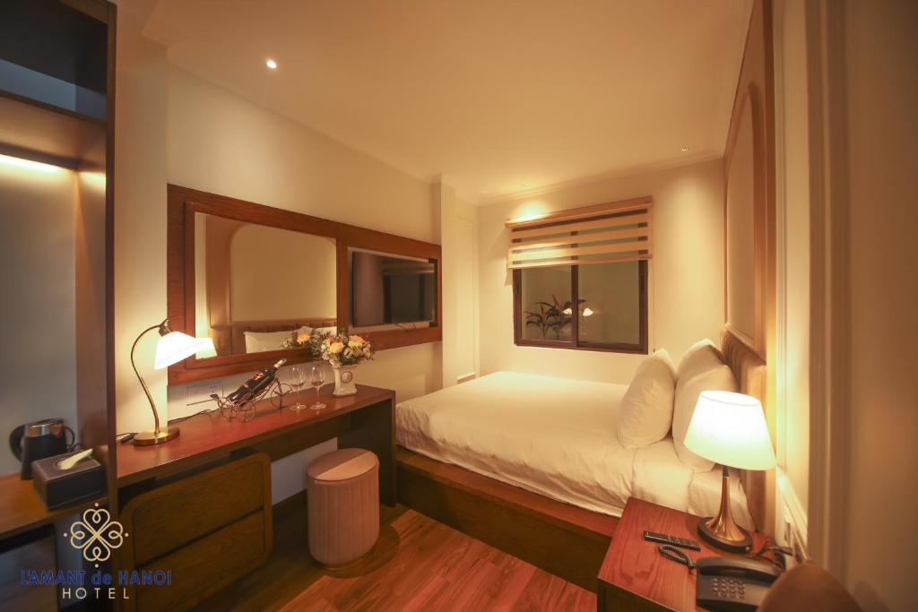 Postel nebo postele na pokoji v ubytování L'amant de Hanoi Hotel - khách sạn Lamant de Hà Nội