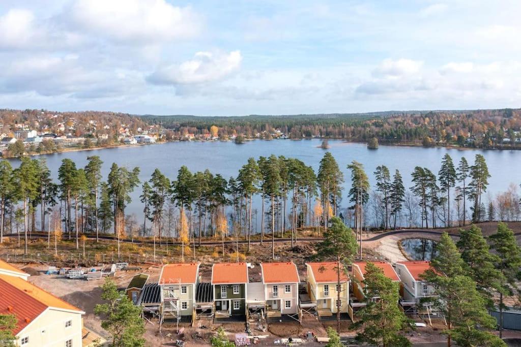 uma vista aérea de um resort com um lago em Udden, Amazing house with lake view em Mullsjö