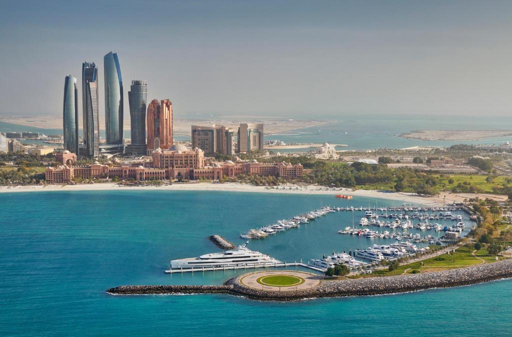 una vista aérea de un puerto con barcos en el agua en Emirates Palace Mandarin Oriental, Abu Dhabi en Abu Dabi