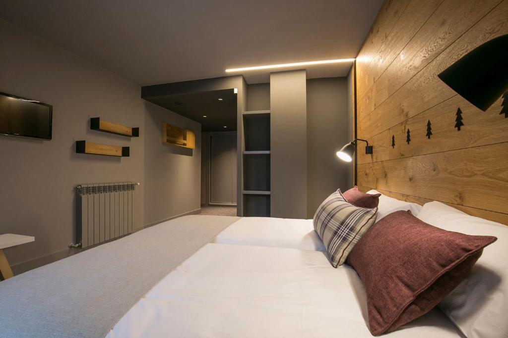 Postel nebo postele na pokoji v ubytování Hotel Xalet Montana