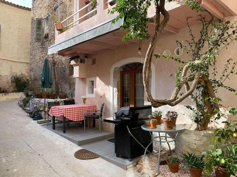 een patio met een tafel en een piano bij historic authentic atmosphere - high-end luxury décor in Le Cannet