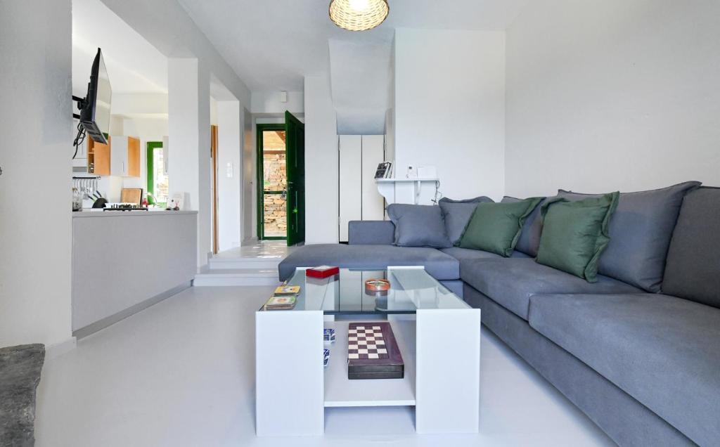 Posedenie v ubytovaní Villa Eliza with a swimming pool and sea view in the area of Otzia, on the island of Kea