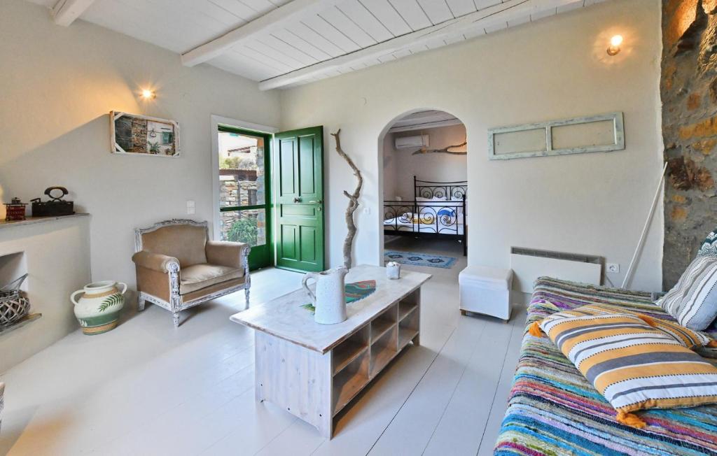 Posedenie v ubytovaní Villa Eliza with a swimming pool and sea view in the area of Otzia, on the island of Kea
