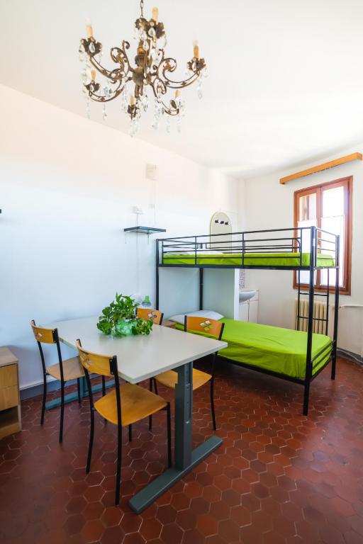 Postel nebo postele na pokoji v ubytování Ostello Domus Civica